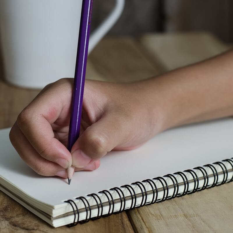 ¿Cómo aprender a escribir niño de 5 años?