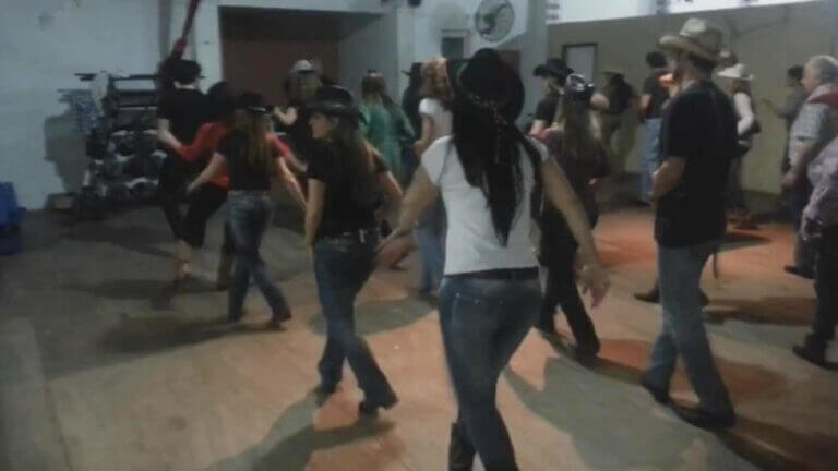 Aprende a moverte al ritmo del country: consejos para bailar música country.